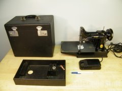 1948 Singer Featherweight MINI SEWING MACHINE w/case, 3-110